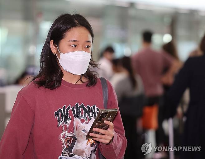 안세영, 덴마크오픈 출전 위해 출국 (영종도=연합뉴스) 박동주 기자 = 안세영이 13일 오전 세계배드민턴연맹(BWF) 월드투어 슈퍼 750 덴마크오픈에 출전하기 위해 인천국제공항을 통해 출국하고 있다. 2024.10.13 pdj6635@yna.co.kr