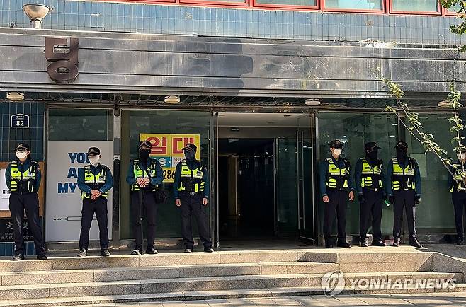 경찰, '국가보안법 위반 혐의' 한국진보연대 압수수색 (서울=연합뉴스) 장보인 기자 = 경찰이 30일 국가보안법 위반 혐의로 진보단체인 한국진보연대를 압수수색 중이다. 경찰청 안보수사국은 이날 오전부터 서울 서대문구 한국진보연대 사무실에 수사관을 보내 수사 자료를 확보하고 있다. 2024.10.30 boin@yna.co.kr