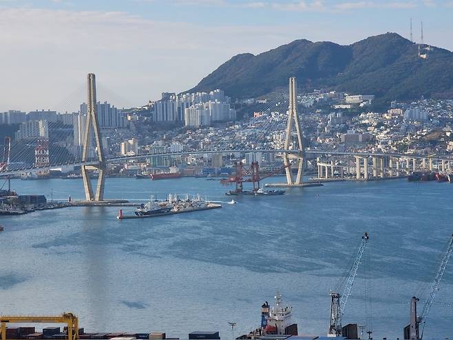 부산항대교 통과하는 항만크레인 [BPA 제공]