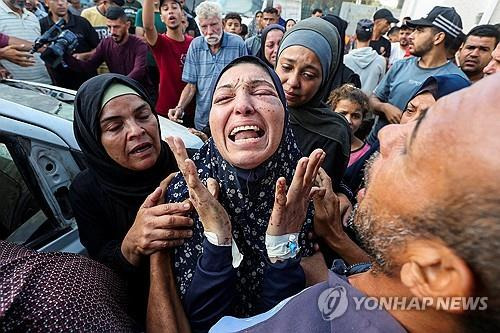 이스라엘 공습으로 손자를 잃어버린 할머니의 고통 [로이터 연합뉴스 자료사진. 재판매 및 DB 금지]