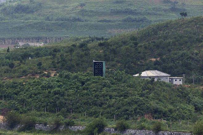 북한 황해북도 개풍군 임진강변에 설치된 북한의 대남방송 스피커. (사진 = 연합뉴스 제공)