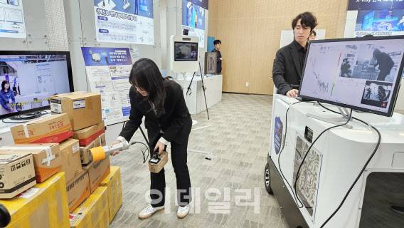31일 서울 강남구 한국과학기술회관에서 열린 과학기술정보통신부와 관세청의 ‘첨단기술을 활용한 관세 현장 맞춤형 연구·개발 성과 시연 및 업무협약(MOU)’식에서 한양대학교 주관 ‘세관 통관 물품 3차원(3D) 방사선 복합탐지 장비’를 시연하고 있다.(사진=김범준 기자)