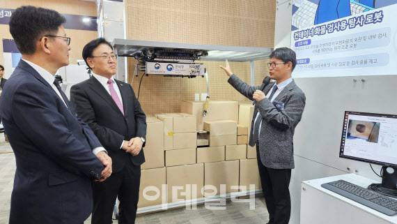 31일 서울 강남구 한국과학기술회관에서 열린 과학기술정보통신부와 관세청의 ‘첨단기술을 활용한 관세 현장 맞춤형 연구·개발 성과 시연 및 업무협약(MOU)’식에서 유상임(가운데) 과기정통부 장관과 고광효(왼쪽) 관세청장이 한국과학기술원(카이스트)이 주관한 ‘컨테이너 적재화물 세관 검사용 탐사 로봇’ 시연을 살펴보며 연구 참여 기업 유진기술 김영근(오른쪽) 대표의 설명을 듣고 있다.(사진=김범준 기자)