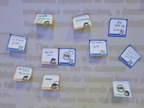 - 원신 유저들의 바람이 적힌 포스트잇