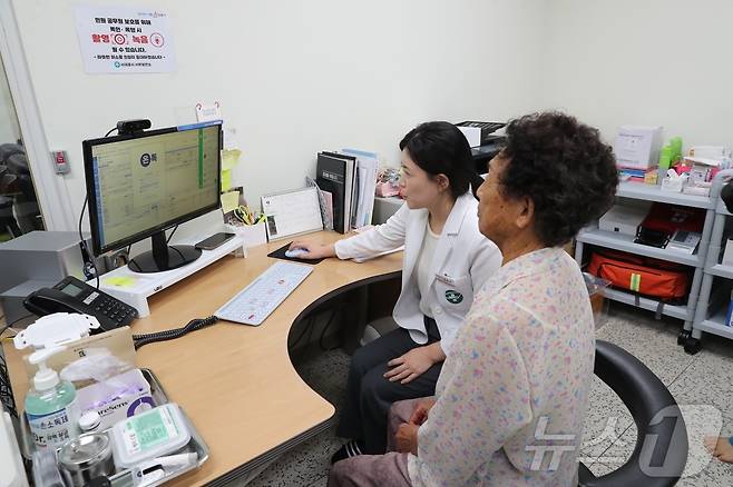 지난달 제주 서귀포시 안덕면 서광서보건진료소에서 이뤄진 원격협진 서비스 현장.(제주도 제공)