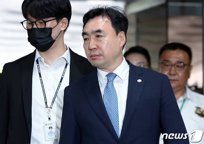 '더불어민주당 전당대회 돈 봉투 의혹' 사건 핵심 피의자 윤관석 무소속 의원이 4일 오전 서울 서초구 서초동 서울중앙지방법원으로 구속 전 피의자심문(영장실질심사)에 출석하고 있다. 2023.8.4/뉴스1 ⓒ News1 박정호 기자