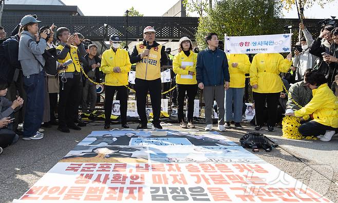 최성룡 납북자피해가족연합회 대표와 회원들이 31일 오전 경기도 파주시 임진각 내 6·25전쟁납북자기념관 앞에서 대북전단 살포 계획을 철회하고 발언을 하고 있다. 2024.10.31/뉴스1 ⓒ News1 이재명 기자