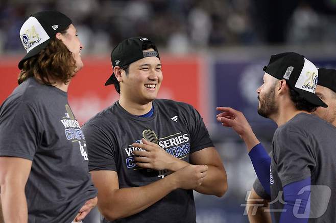 오타니가 WS 우승 후 동료들과 이야기를 나누고 있다. ⓒ AFP=뉴스1