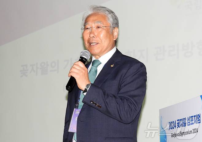 조도순 국립생태원장이 31일 오후 제주시 김만덕기념관에서 열린 '2024 곶자왈 심포지엄'에서 '곶자왈의 가치와 공유화지 관리 방향'을 주제로 기조강연하고 있다.2024.10.31./뉴스1