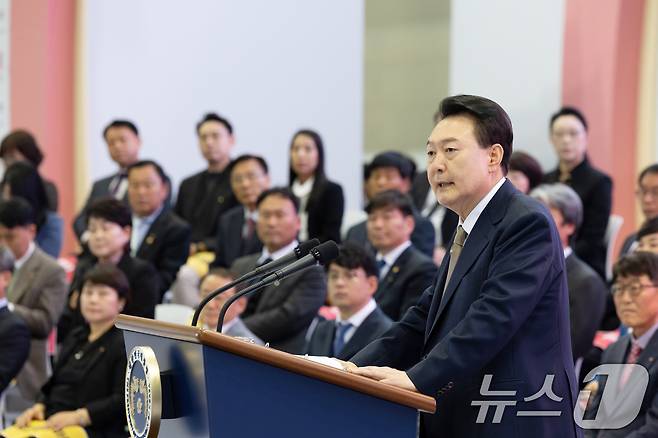 윤석열 대통령이 31일 경기도 고양시 킨텍스에서 열린 '2024 대한민국 소상공인대회 개막식'에서 축사를 하고 있다. (대통령실 제공) 2024.10.31/뉴스1 ⓒ News1 송원영 기자