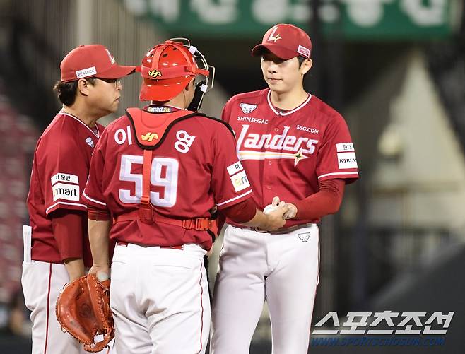 4일 잠실구장에서 열린 LG와 SSG의 경기. 3회 무사 1루 조기강판 당하는 SSG 선발 오원석. 잠실=송정헌 기자songs@sportschosun.com/2024.09.04/