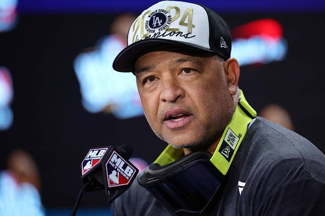 NEW YORK, NEW YORK - OCTOBER 30: Manager Dave Roberts #30 of the Los Angeles Dodgers talks to the media after the Dodgers defeated the New York Yankees 7-6 in game 5 to win the 2024 World Series at Yankee Stadium on October 30, 2024 in the Bronx borough of New York City.   Alex Slitz/Getty Images/AFP (Photo by Alex Slitz / GETTY IMAGES NORTH AMERICA / Getty Images via AFP)







<저작권자(c) 연합뉴스, 무단 전재-재배포, AI 학습 및 활용 금지>