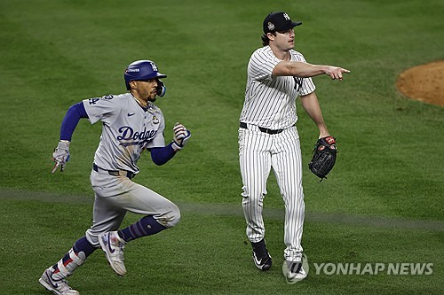 내야안타를 기록하는 무키 베츠. ⓒ연합뉴스 AFP