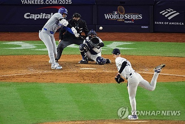 포수 미트에 배트를 스친 오타니 쇼헤이. ⓒ연합뉴스 AFP