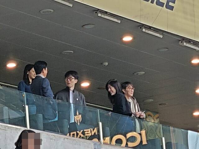 (오른쪽)이정헌 대표는 20일 아이콘매치가 열리는 서울월드컵경기장을 방문했다.