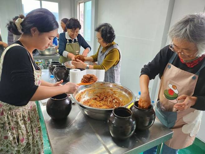 지난 29일부터 30일까지 이틀간 강원특별자치도 고성군의 고성군농업기술센터가 진행한 해양심층수·소금을 활용한 전통 장 제조 교육 현장 모습.＜사진 제공=고성군청＞