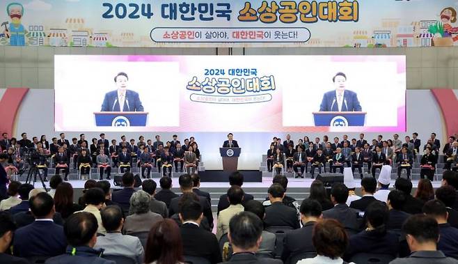 윤석열 대통령이 31일 경기도 고양시 킨텍스에서 열린 '2024 대한민국 소상공인대회 개막식'에 참석해 축사를 하고 있다. [이미지출처=연합뉴스]