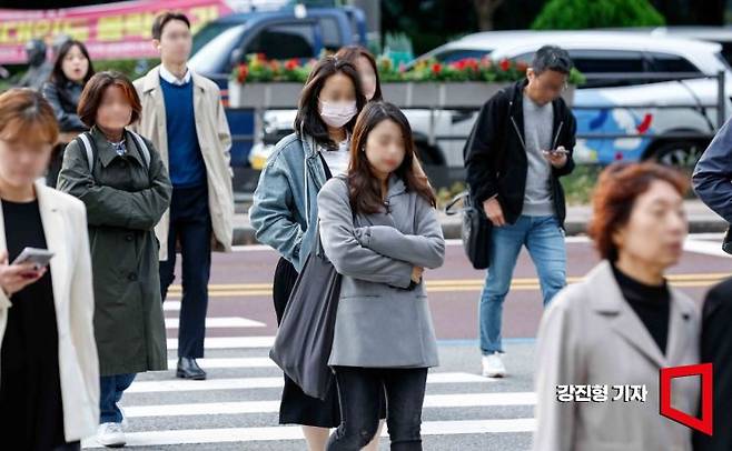 21일 서울 마포구 공덕오거리 인근에서 시민들이 출근길에 오르고 있다. 사진=강진형 기자