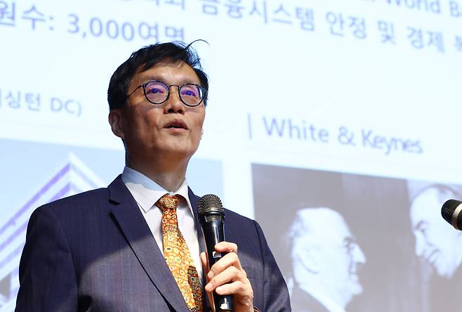 이창용 한국은행 총재가 30일 서울 마포구 서강대학교 성이냐시오관 소강당에서 특별 강연을 하고 있다. /뉴시스