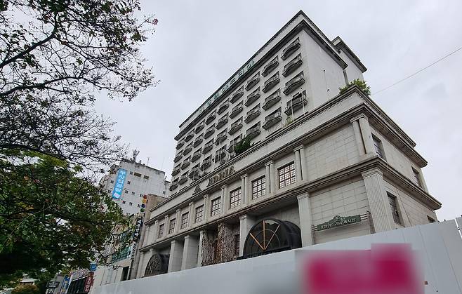 문을 닫은 대전 아드리아호텔 모습. /신현종 기자