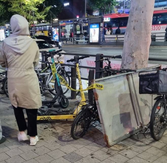 지난 29일 밤 서울 강남역 인근에 세워져 있던 전동킥보드가 폭발하는 사고가 발생한 현장. /독자 제공