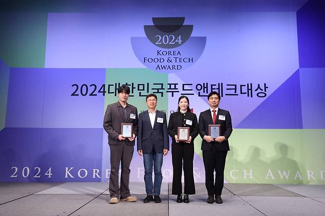 31일 서울 소공동 웨스틴조선호텔에서 열린 '2024 대한민국 푸드앤테크대상'에서 푸드테크 기술 부문 대상을 받은 수상자들이 기념촬영을 하고 있다. /조선비즈