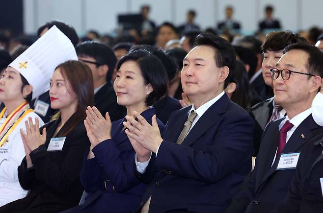 윤석열 대통령이 31일 경기도 고양시 킨텍스에서 열린 '2024 대한민국 소상공인대회 개막식'에서 박수치고 있다. [대통령실통신사진기자단]/연합뉴스