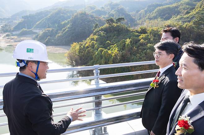 김완섭 환경부장관이 31일 강원도 원주시에서 열린 원주천댐 건설사업 준공식에 참석하여 김진태 강원도지사, 윤석대 한국수자원공사 사장 등 참석자들과 함께 원주천댐을 둘러보고 있다. 사진 출처 : 환경부