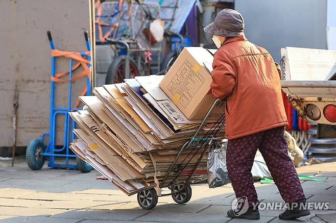 서울 종로구 탑골공원 인근에서 한 어르신이 폐지를 모은 손수레를 끌고 있다. 기사와 연관없음. 사진=연합뉴스