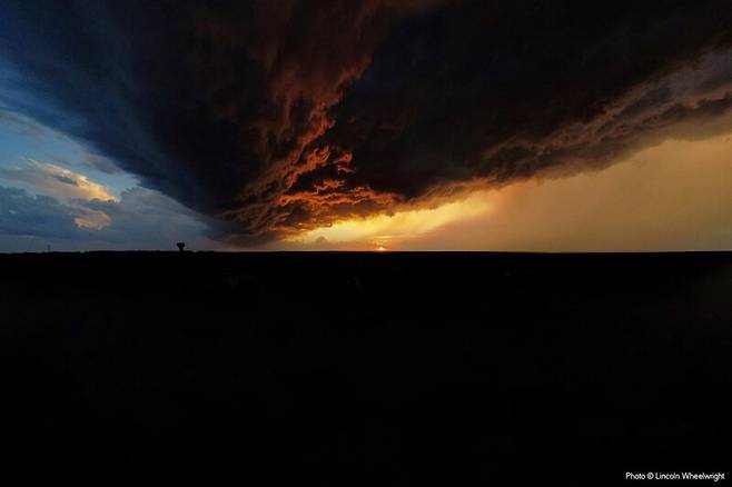 청년 부문 3위 ‘불과 얼음’. Lincoln Wheelwright/Standard Chartered Weather Photographer of the Year 2024