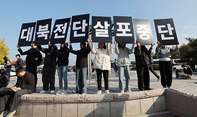 평화위기파주비상행동 등 시민사회단체 회원들이 31일 오전 경기도 파주시 임진각 국립 6·25전쟁 납북자기념관 앞에서 대북전단 살포 시도를 규탄하고 있다. 신소영 기자 viator@hani.co.kr