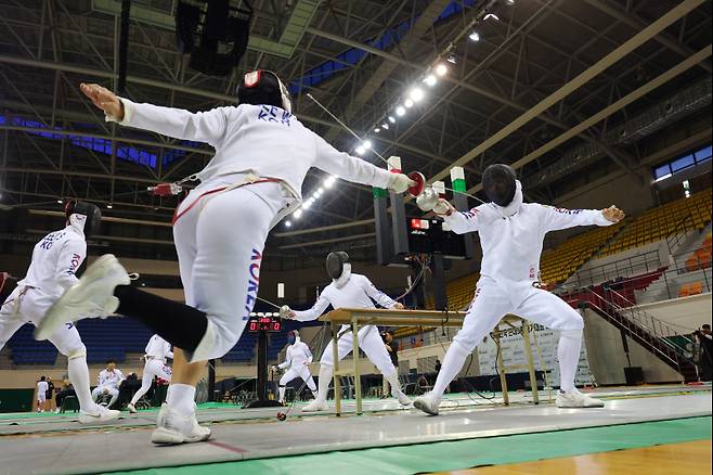 <yonhap photo-4133=""> 펜싱 훈련 나선 근대5종 국대 (문경=연합뉴스) 임화영 기자 = 28일 경북 문경시 국군체육부대에서 열린 2024 파리올림픽 근대5종 미디어데이에서 전웅태(오른쪽부터), 서창완, 성승민이 펜싱 훈련을 하고 있다. 2024.6.28 hwayoung7@yna.co.kr/2024-06-28 13:20:14/ <저작권자 ⓒ 1980-2024 ㈜연합뉴스. 무단 전재 재배포 금지, AI 학습 및 활용 금지></yonhap>