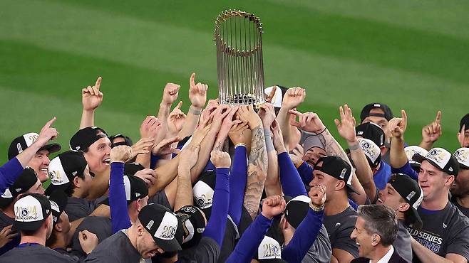 2024 MLB WS 우승 트로피를 맞잡은 다저스 선수단 [사진 제공: 연합뉴스]