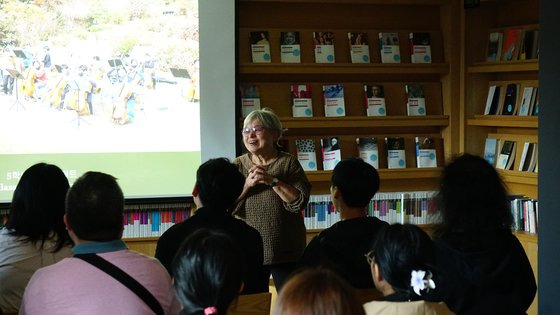 지난 23일 경기도 여주의 여백서원 인근 강연장에서 청년 인문공감 ‘문화 자유 교실’ 참석자들이 전영애 서울대 독문과 명예교수의 괴테 강연을 듣고 있다. [사진 한국문화예술위원회]