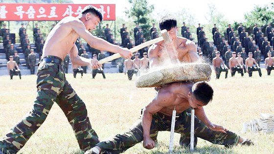 북한 노동당 기관지 노동신문은 지난달 4일 “경애하는 김정은 동지께서 10월 2일 서부지구의 조선인민군 특수작전부대 훈련기지를 현지시찰하시면서 전투원들의 훈련실태를 료해(파악)하시였다”면서 “전투원들은 한계를 모르는 전쟁수행능력 제고에 더욱 분투할 것을 다짐하였다”라고 보도했다. 노동신문=뉴스1