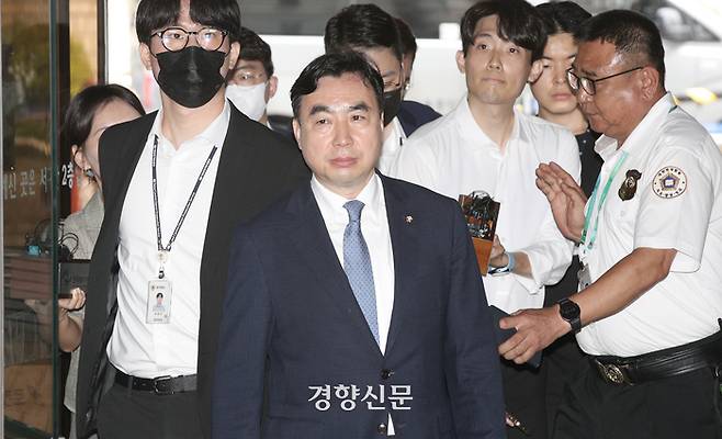 2021년 더불어민주당 전당대회 돈봉투 살포 의혹에 관여한 혐의로 구속영장이 청구된 윤관석 무소속 의원이 지난해 8월4일 서울 서초구 서울중앙지법에서 열린 영장실질심사(구속 전 피의자심문)에 출석하고 있다. 권도현 기자