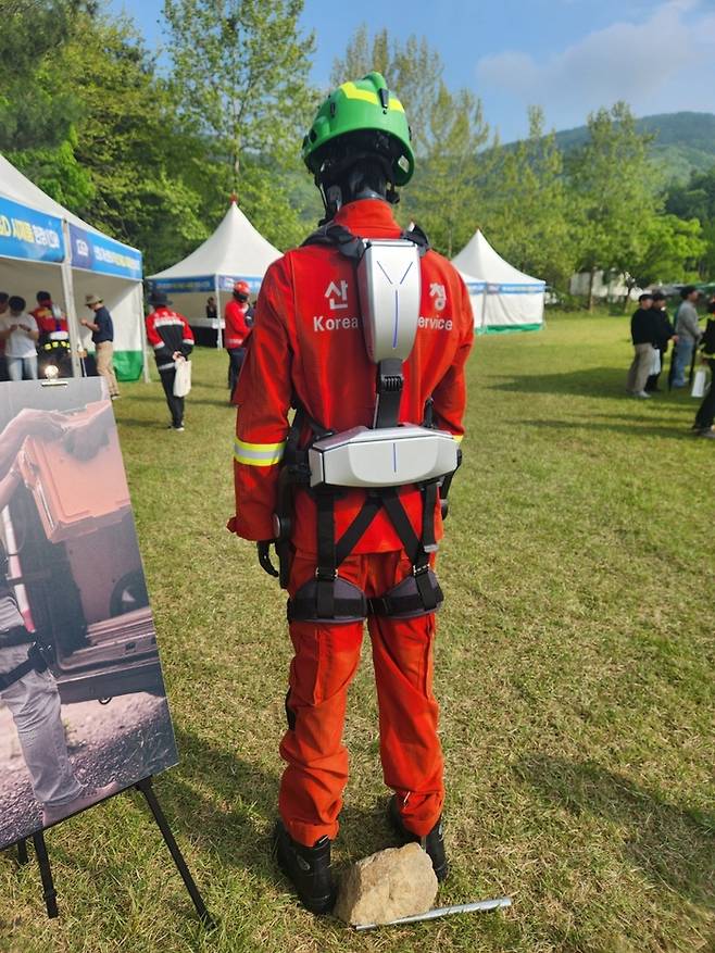 산불진화용 웨어러블 로봇. 산림청 제공