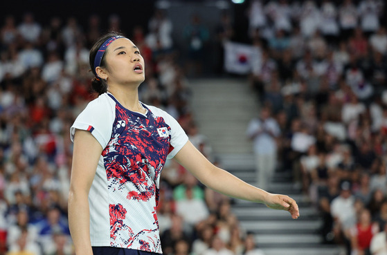 Korea's An Se-young competes in the gold medal women's singles badminton match at the Paris Olympics in Paris on Aug. 5. [JOINT PRESS CORPS]