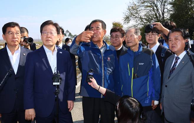 더불어민주당 이재명 대표가 31일 오전 북한의 대남방송으로 소음 피해를 보고 있는 인천 강화군 송해면 당산리마을을 방문, 마을 주민으로부터 소음 피해 상황을 듣고 있다. 연합뉴스