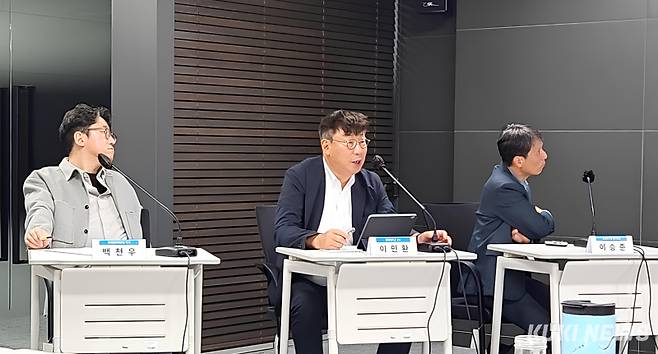 ‘기후변화 물리적 리스크와 보험회사 재무건전성’ 세미나에 참석한 토론자들. 왼쪽부터 백천우 파트장, 이민환 대학원장, 이승준 보험연구원 연구위원. 사진=박동주 기자