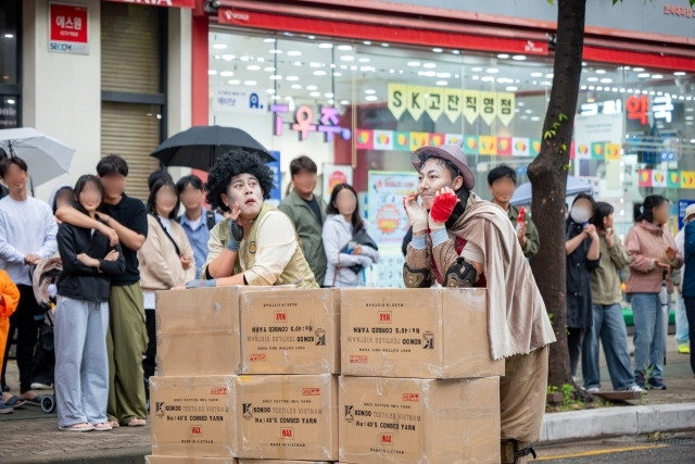 안산시와 안산문화재단이 내년 제21회 안산국제거리극축제와 함께 할 작품들을 공모한다. 사진은 지난해 열렸던 안산국제거리극축제 모습. 안산문화재단 제공