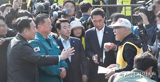 31일 파주시 임진각 국립6•25전쟁납북자기념관에서 김경일 파주시장, 박정•김주영 국회의원 등이 최성용 납북자가족모임 대표의 대북전단 살포를 만류하고 있다. 조주현기자