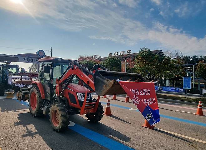 31일 경기 파주시 임진각 부근에서 민통선 마을 주민들이 대북전단 살포를 막기 위해 트랙터를 동원하고 있다.