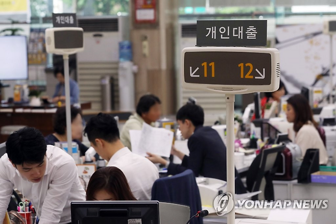 서울시내 한 은행 대출창구를 찾은 시민들이 상담을 받고 있다. [사진 = 연합뉴스]