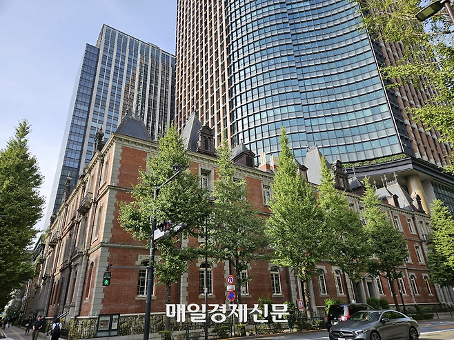 1894년 지어진 일본 최초 오피스빌딩인 미쓰비시1호관을 복원한 뒤에 개발을 진행한 마루노우치파크빌딩 [도쿄 이승훈 특파원]