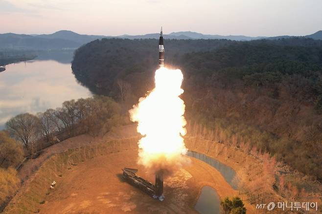 북한이 31일 동해상으로 탄도미사일 발사를 자행했다. 사진은 북한 노동당 기관지 노동신문이 지난 4월 김정은 노동당 총비서가 새로 개발한 극초음속활공비행전투부(탄두)를 장착한 신형 중장거리 고체탄도미사일 '화성포-16나'형의 첫 시험발사 현지 지도했다고 보도한 모습. / 사진=뉴스1