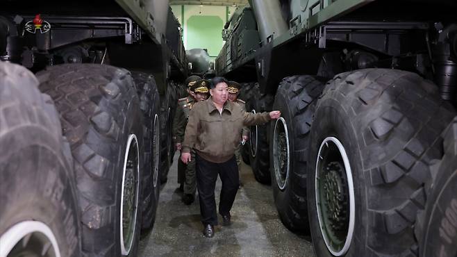 김정은 북한 노동당 총비서가 5월17일 북한 국방공업기업소에서 대륙간탄도미사일(ICBM) 화성-18형 발사차량을 살피고 있다 /사진=조선중앙TV 캡처·뉴시스