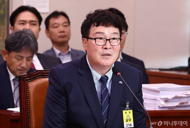 (서울=뉴스1) 김민지 기자 = 김택규 대한배드민턴협회장이 24일 오전 서울 여의도 국회 문화체육관광위원회에서 열린 대한축구협회 등에 대한 현안질의에 출석, 질의에 답변하고 있다. 2024.9.24/뉴스1 Copyright (C) 뉴스1. All rights reserved. 무단 전재 및 재배포, AI학습 이용 금지. /사진=(서울=뉴스1) 김민지 기자