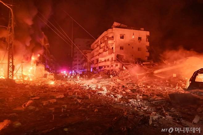 (티레 AFP=뉴스1) 우동명 기자 = 30일(현지시간)레바논 남부 티레의 공업 지역에서 헤즈볼라와 전쟁 중인 이스라엘 군의 공습을 받아 파손되고 불길에 휩싸인 건물이 보인다. 2024.10.31  ⓒ AFP=뉴스1  Copyright (C) 뉴스1. All rights reserved. 무단 전재 및 재배포,  AI학습 이용 금지. /사진=(티레 AFP=뉴스1) 우동명 기자