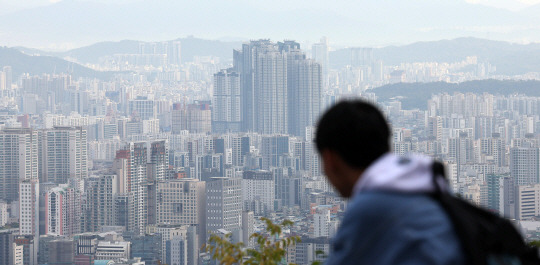 27일 서울 용산구 남산에서 바라본 서울 아파트.